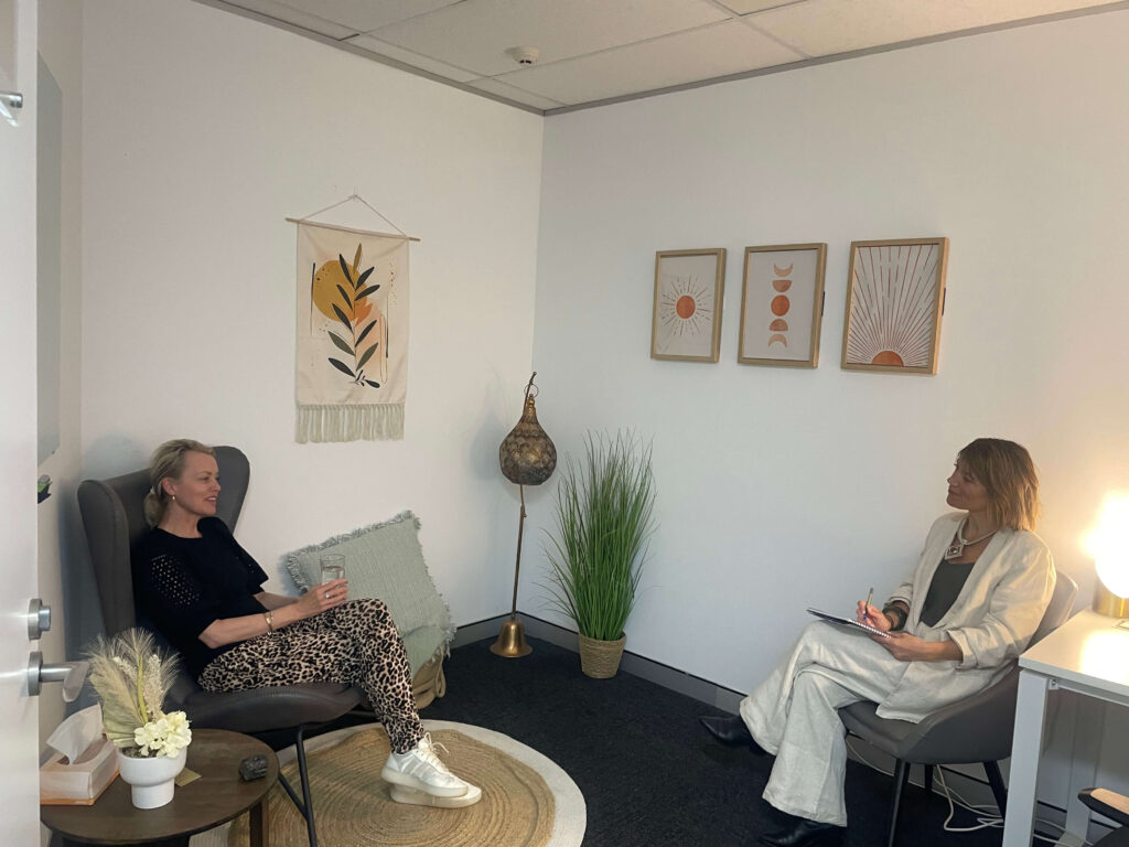 Sandra Moscardo seated opposite a client in a consulting room at Inspire Cowork Miranda.